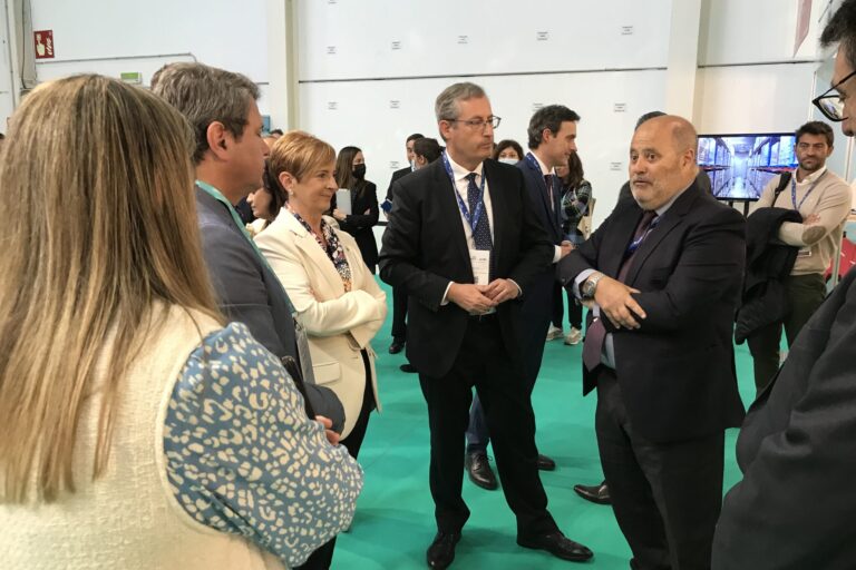 Visita autoridades stand Clúster